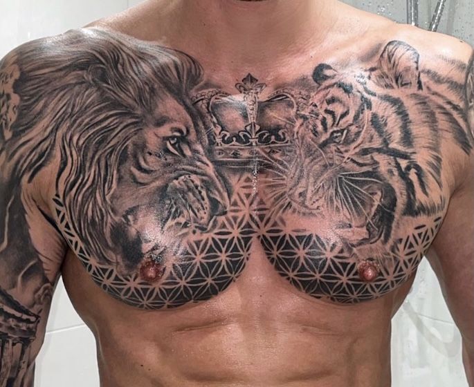 mẫu tattoo đầu hổ và sư tử đối nhau trước ngực