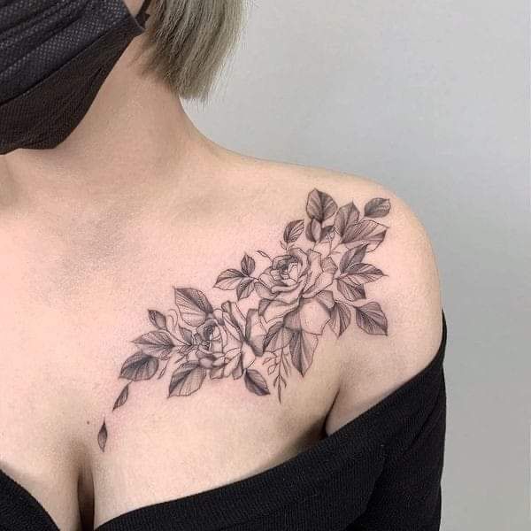 chọn tattoo ngay mẫu hoa lá đen trắng trên ngực