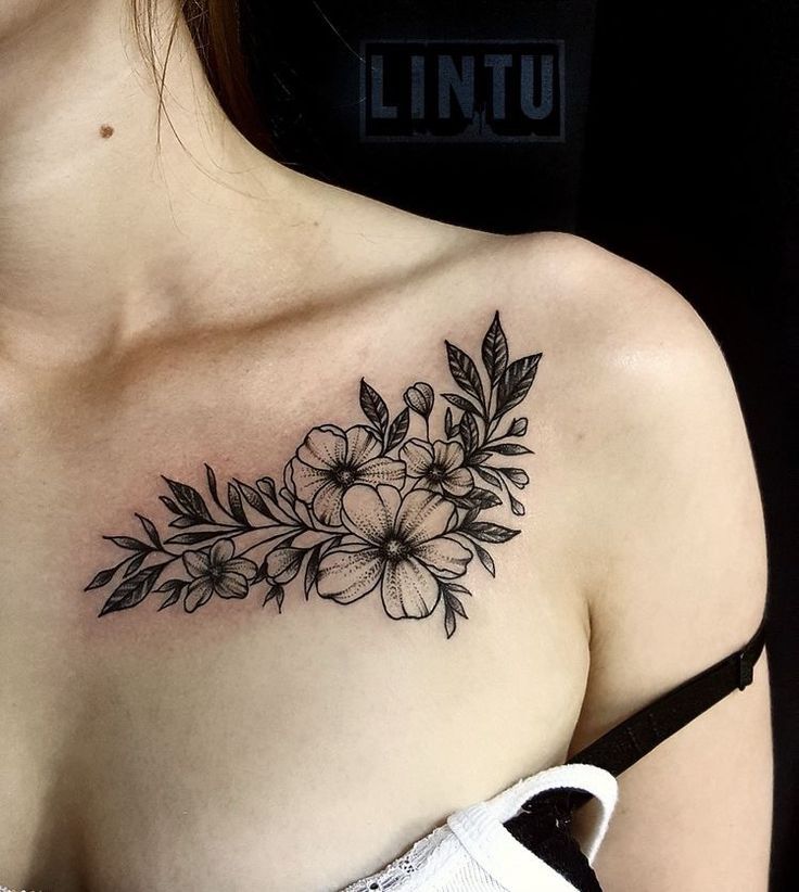 mẫu tattoo hoa lá đẹp trên ngực nữ