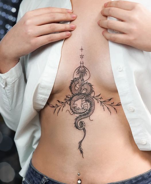 mẫu tattoo giữa ngực cho nữ cực phong cách