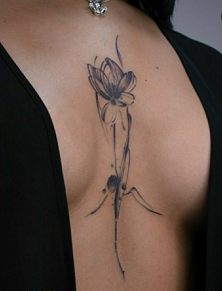 toát lên vẻ quý phái với mẫu tattoo giữa ngực