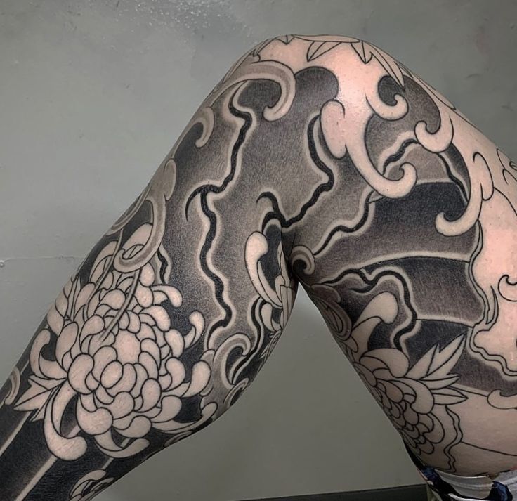 tattoo kín chân kì lân và hoa sen