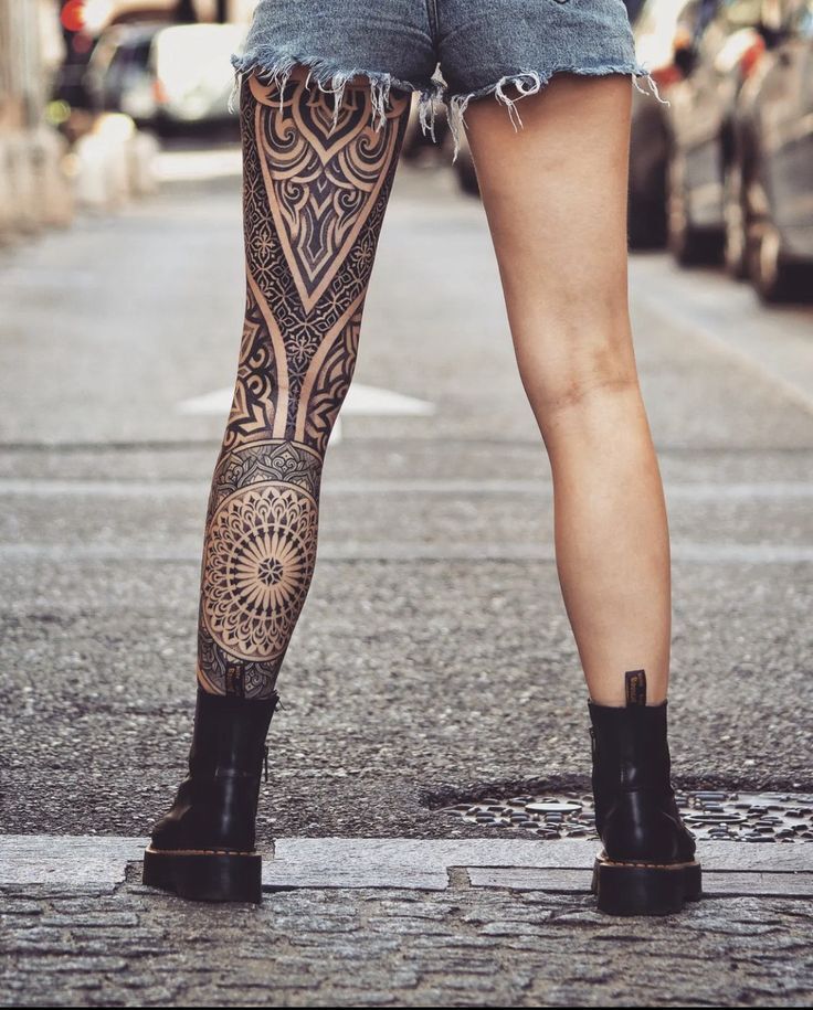 hình tattoo kín chân cực chất