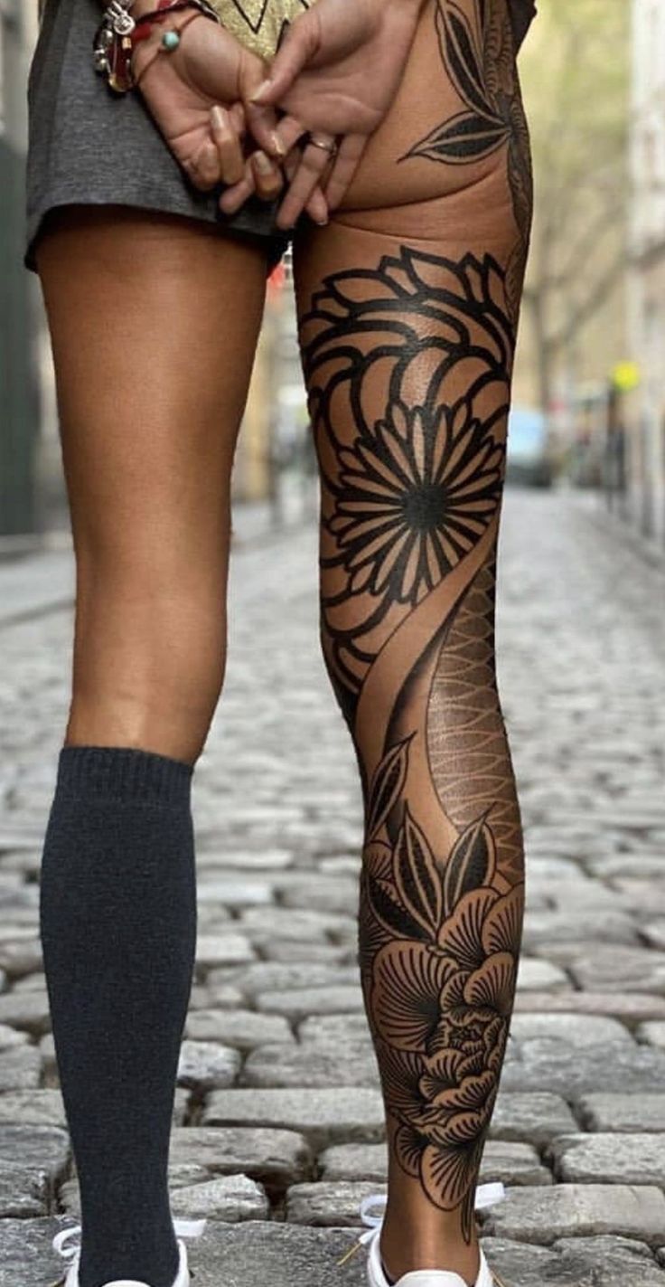 mẫu tattoo kín chân theo yêu cầu của chị khách