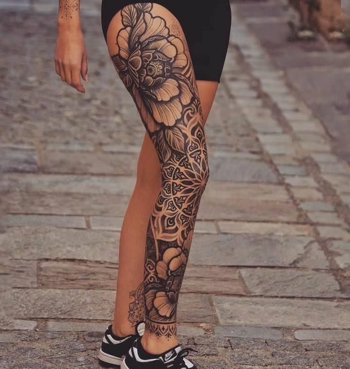 tattoo hoa sen trắng đen đơn giản