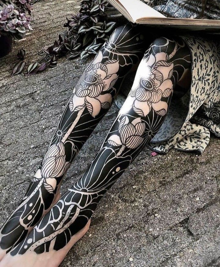 tattoo hoa văn kín chân phong cách