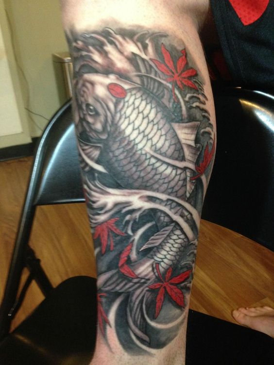 Hình xăm cá chép đen trắng siêu lớn kết hợp với lá phong đỏ tattoo cá chép đen trắng siêu to kết hợp lá phong đỏ