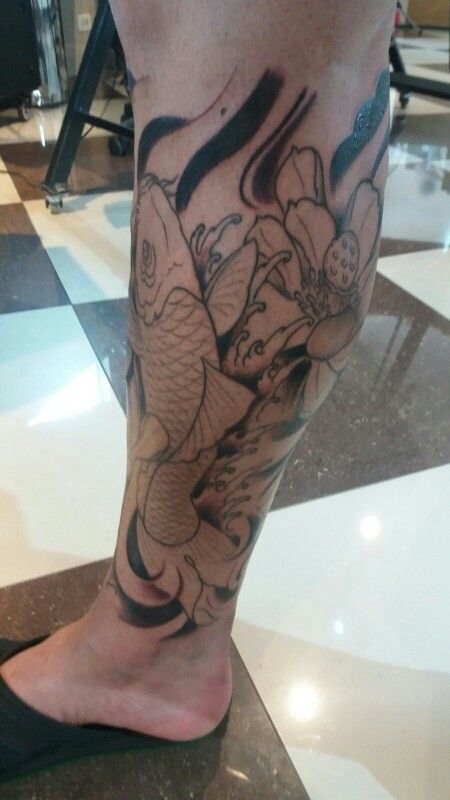 Hình xăm cá chép và hoa sen đơn giản ở bắp chân tattoo cá chép kết hợp hoa sen ở bắp chân đơn giản