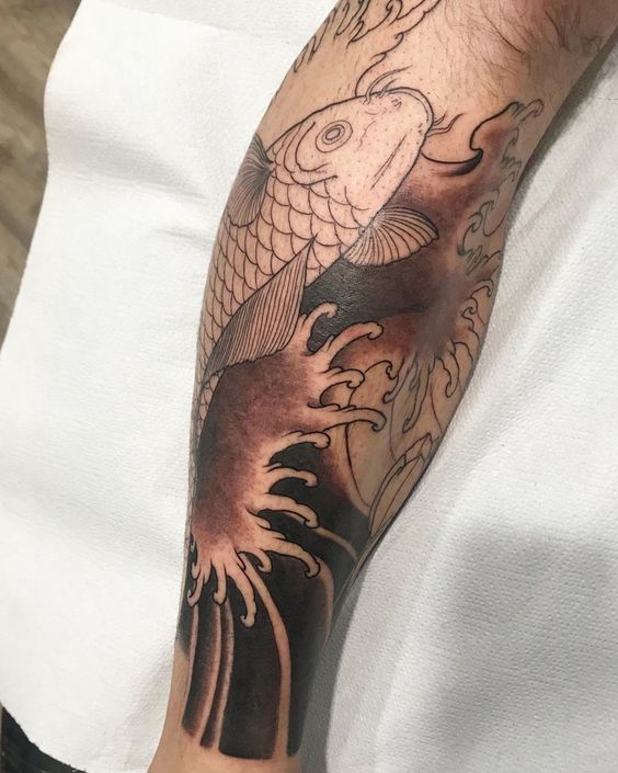 Hình xăm cá chép trên bắp chân đang được hoàn thiện tattoo cá chép ở bắp chân đang hoàn thiện