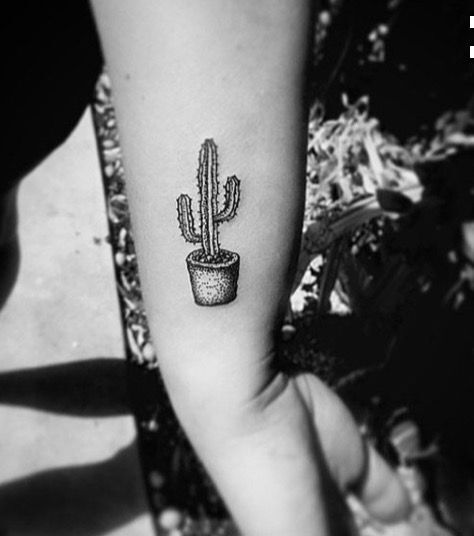 mẫu tattoo chậu xương rồng tối giản