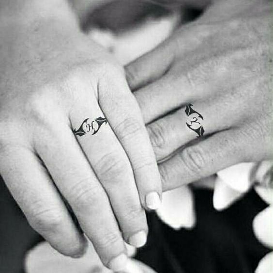 Một cặp đôi hát tặng các cặp đôi cặp nhẫn đôi dành cho các couple