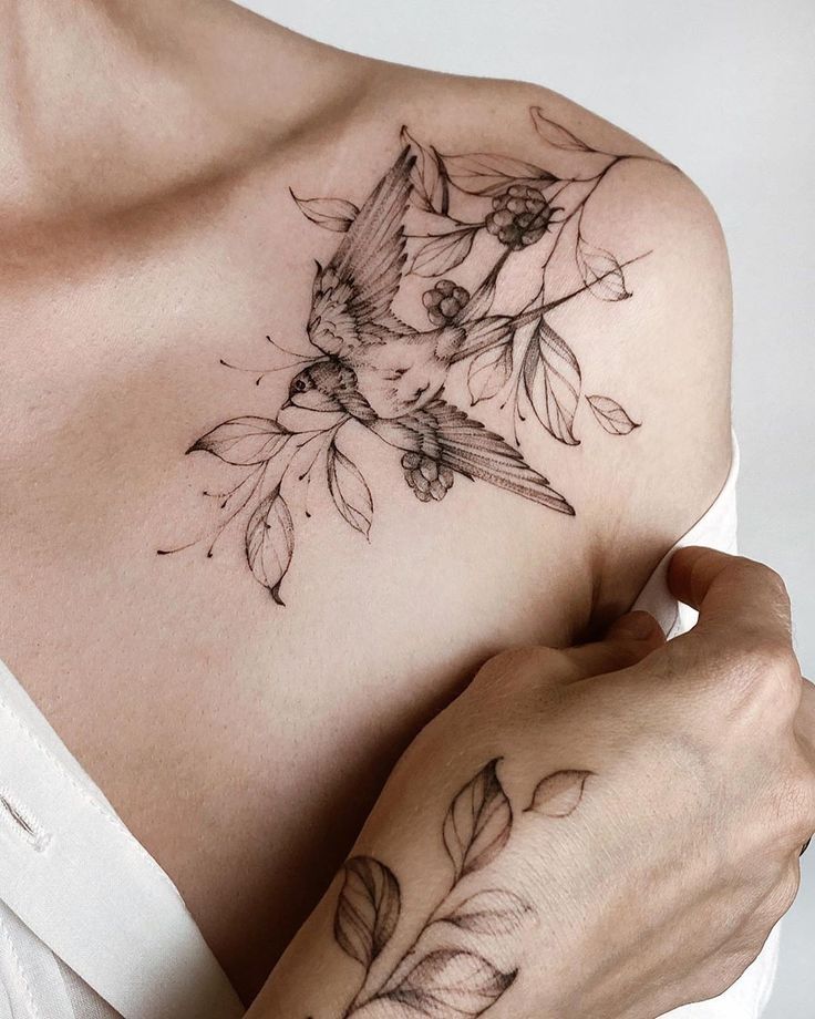 kiểu tattoo chim én nghệ thuật ở vai