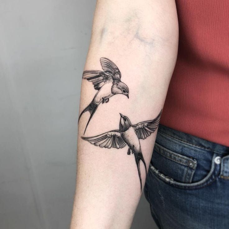 mẫu tattoo chim én cực đẹp ở cẳng tay