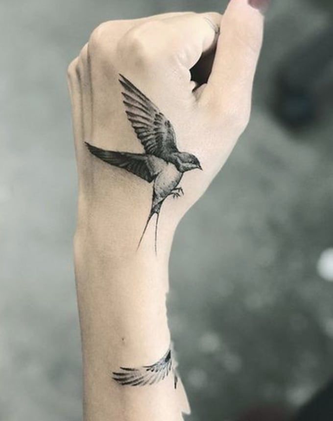 mẫu tattoo con én ở bàn tay