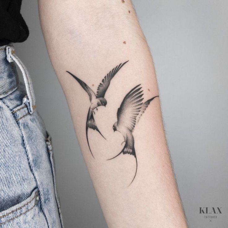 tattoo cặp chim én cực đẹp ở cẳng tay