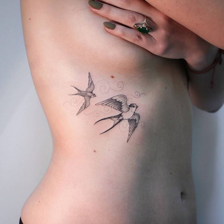 tattoo chim én cực chất ở dưới ngực