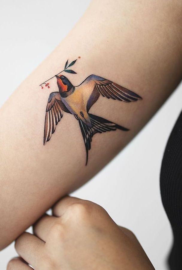 tattoo chim en đang bay ở bắp tay