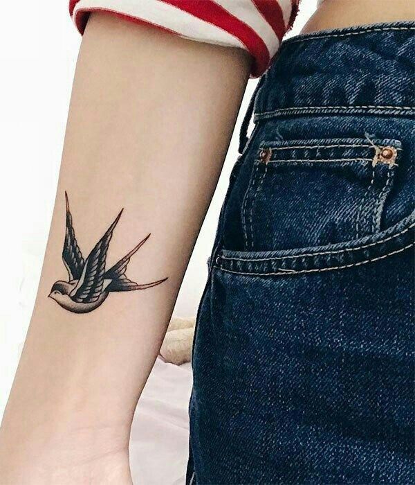 tattoo chim én đơn giản ở cẳng tay