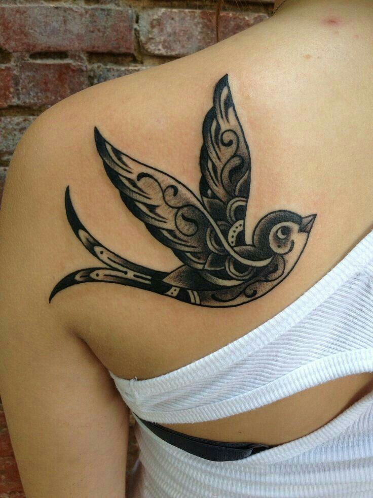 tattoo chim én nghệ thuật ở lưng