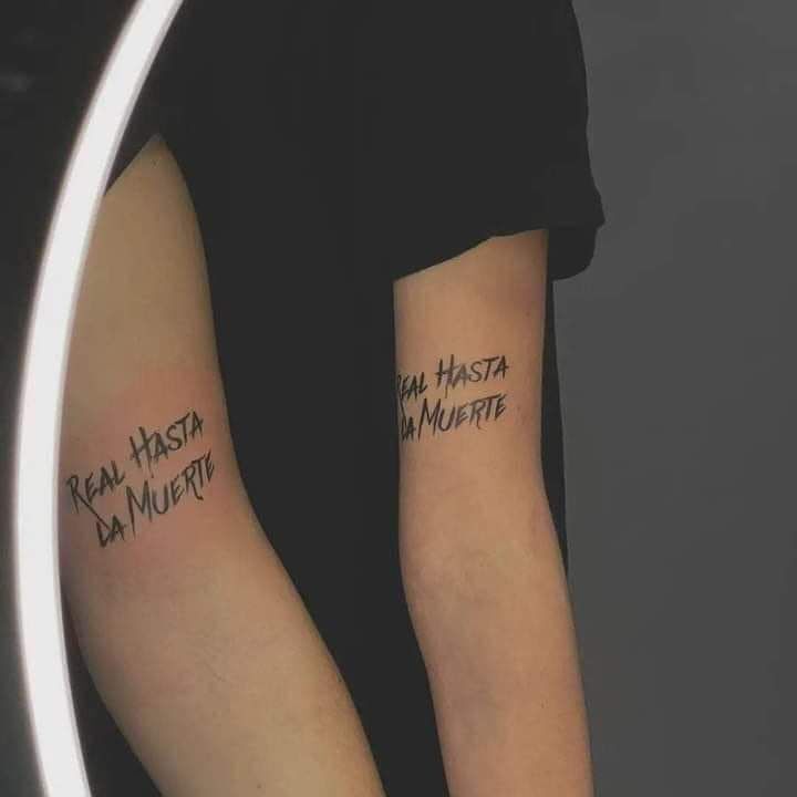 Những dòng chữ ý nghĩa được xăm trên tay của cặp đôi dòng chữ ý nghĩa được xăm trên tay cặp đôi