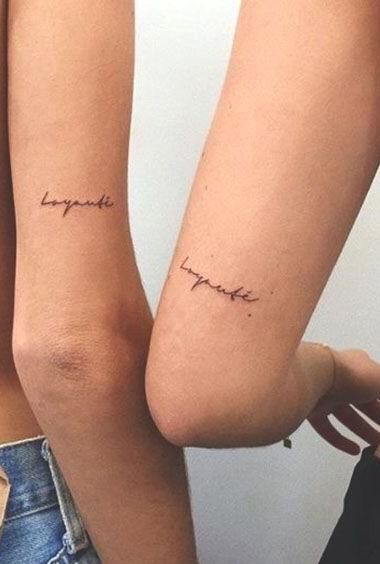 Hấp dẫn với phong cách xăm chữ cho bạn thân lôi cuốn với kiểu tattoo chữ cho đôi bạn thân