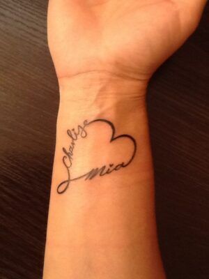 mẫu tattoo chữ tên hình trái tim