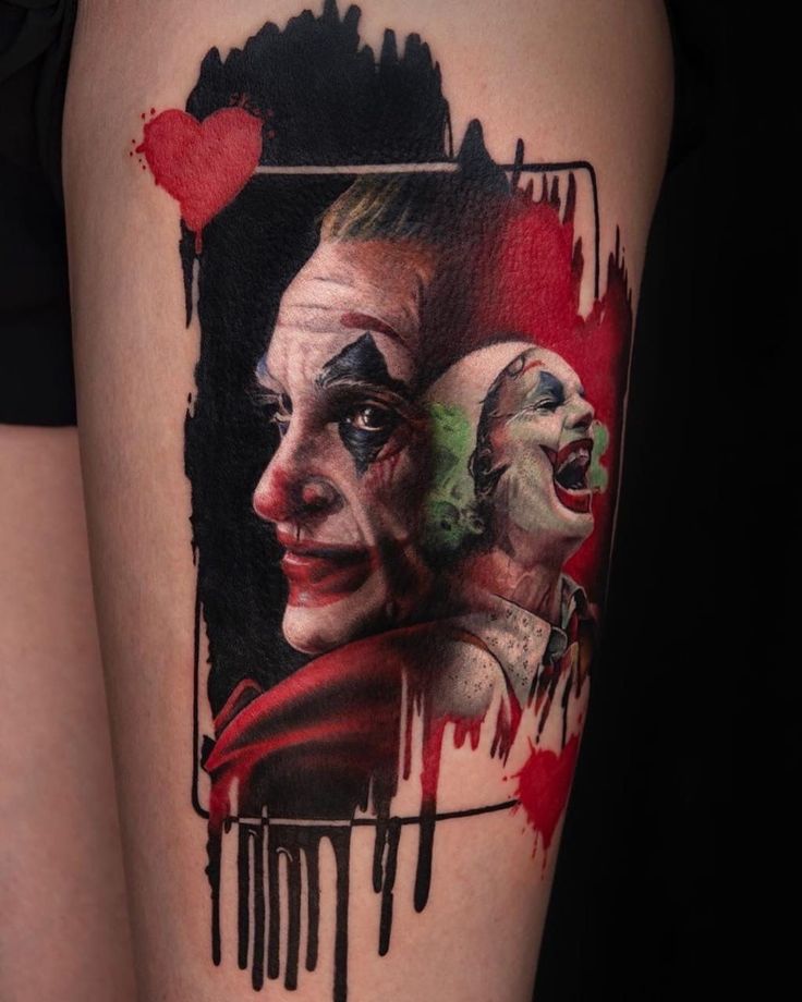 một chiếc lá cơ khí có hình xăm chú hề lá cơ với hình tattoo chú hề