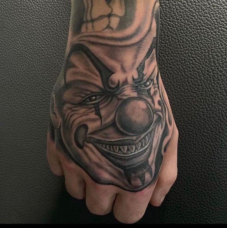 hình xăm mặt chú hề ở tay tattoo khuôn mặt chú hề trên bàn tay