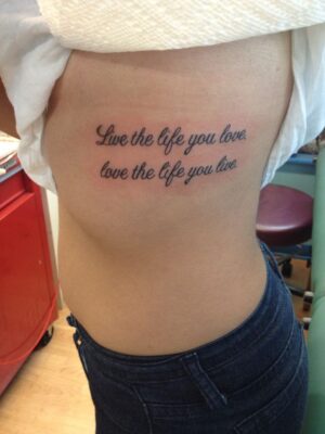 mẫu tattoo chữ live the life you love ở mạn sườn