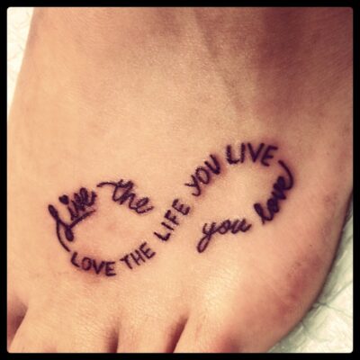 mẫu tattoo chữ live the life you love sáng tạo