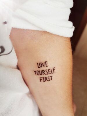 hình xăm chữ love yourself first