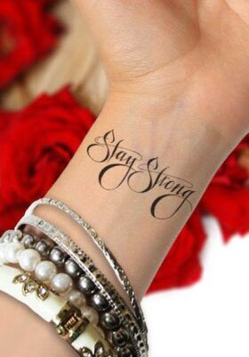hình xăm chữ stay strong
