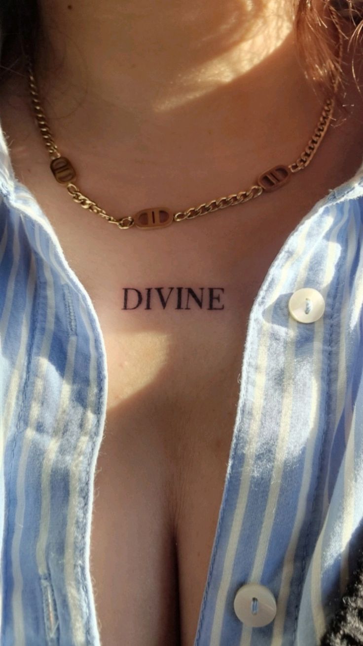 tattoo chữ divine ở giữa ngực