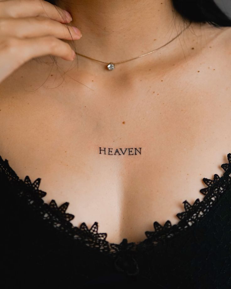 tattoo chữ heaven cực chất ở ngực