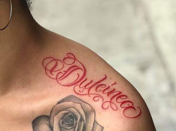 mẫu tattoo chữ màu đỏ ở vai đẹp