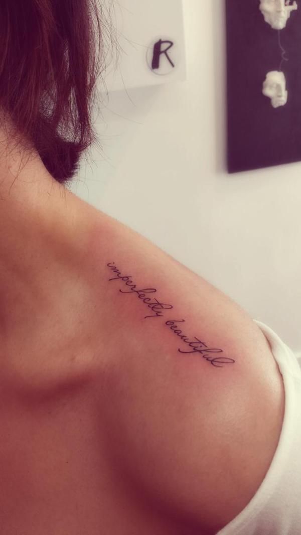 mẫu tattoo chữ ở vai cho khách nữ