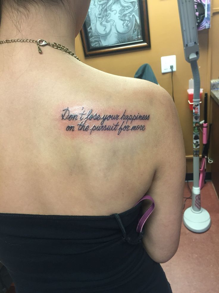 mẫu tattoo chữ ý nghĩa ở vai