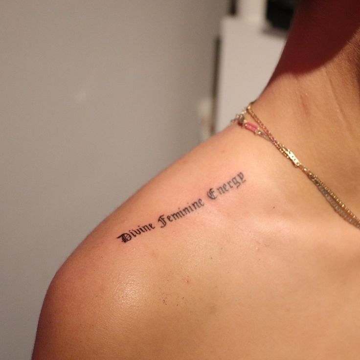 mẫu tattoo dòng chữ đơn giản ở vai