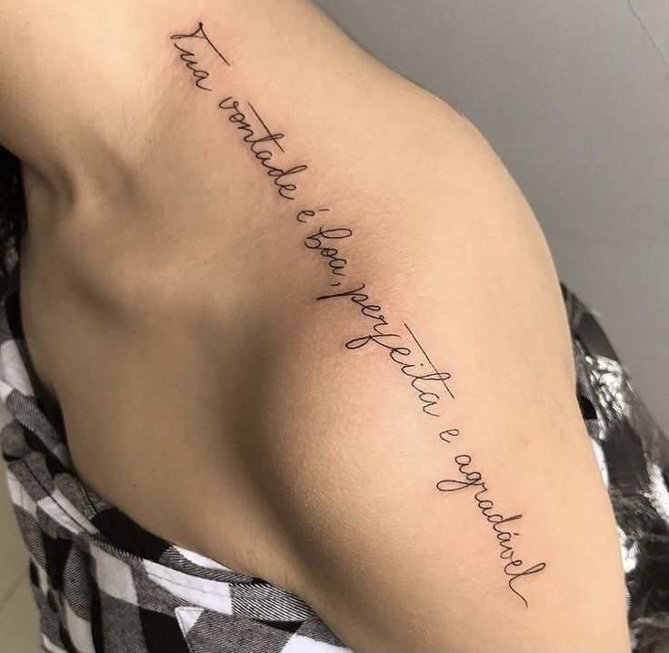 mẫu tattoo dòng chữ ở vai đầy ý nghĩa