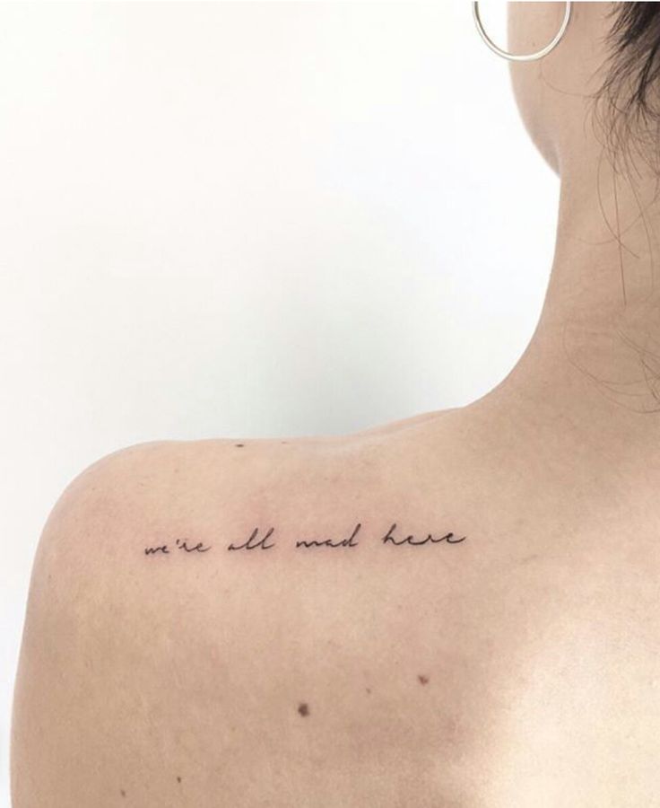 hình tattoo dòng chữ ở vai đầy ý nghĩa