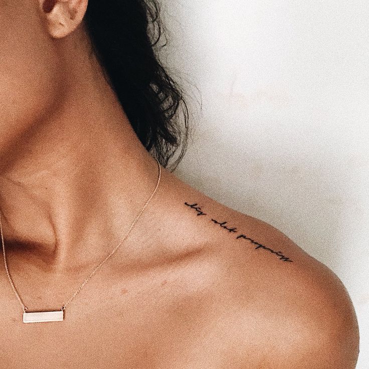 kiểu tattoo chữ ý nghĩa ở vai cực đẹp