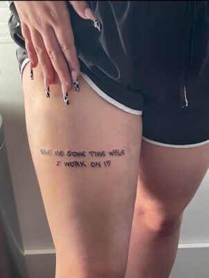 Hình xăm chữ cái tiếng anh ở hông hình tattoo chữ tiếng anh trên bắp đùi