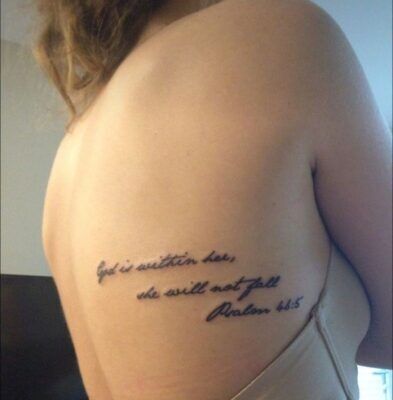 Kiểu xăm chữ tiếng Anh lên lưng khách hàng kiểu tattoo chữ tiếng anh trên lưng chị khách