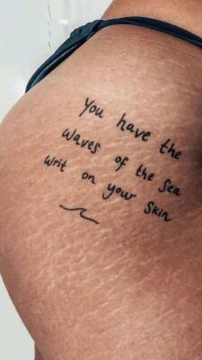 Cá tính với mẫu hình xăm chữ tiếng Anh ở đùi cá tính với mẫu tattoo chữ tiếng anh trên đùi