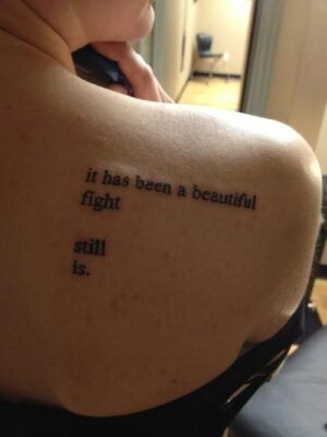Mẫu hình xăm bả vai phong cách Anh mẫu tattoo bả vai kiểu chữ tiếng anh