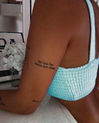 Mẫu hình xăm chữ cái tiếng Anh ở bắp tay ngoài mẫu tattoo chữ tiếng anh ở bắp tay ngoài