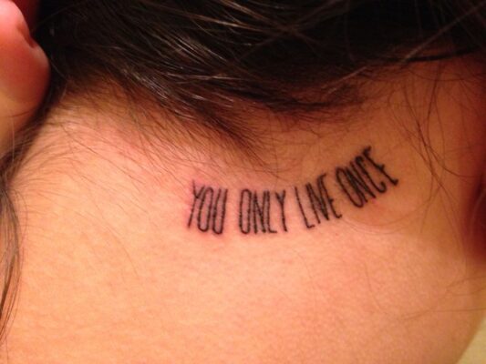 ý tưởng tattoo câu châm ngôn sống sau cổ