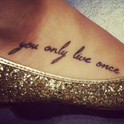 mẫu tattoo chữ you only live once trước vai