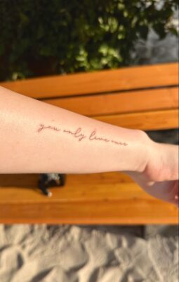hình xăm chữ you only live once dọc cổ tay
