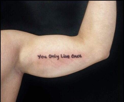 xăm chữ you only live once dọc bắp tay